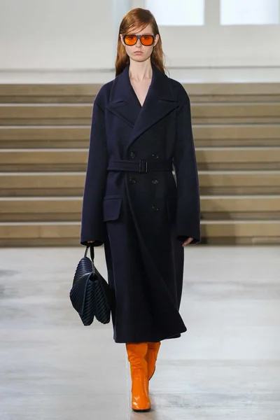 Look 18